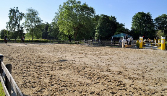 Das Dressurviereck auf der Reitanlage des Kornspringer Reinstalls in Köln