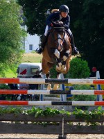 Unserer Reitlehrerin Jule Lüneburg während dem S-Springen auf dem Kornspringer Turnier im Juni 2011