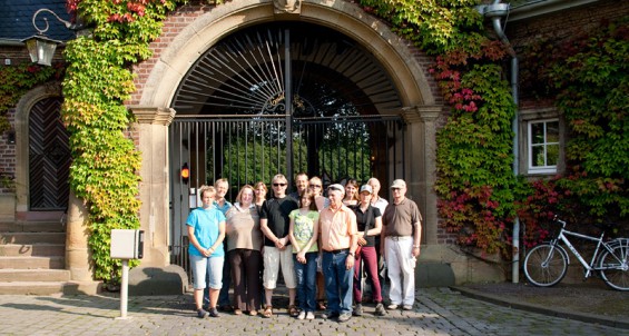 Ein Gruppenfoto unserer Ausflügler vor dem Tor des Gestüt Röttgen